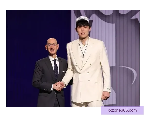 开拓者全家福大合照：杨瀚森C位领衔，利拉德昔日位置成回忆